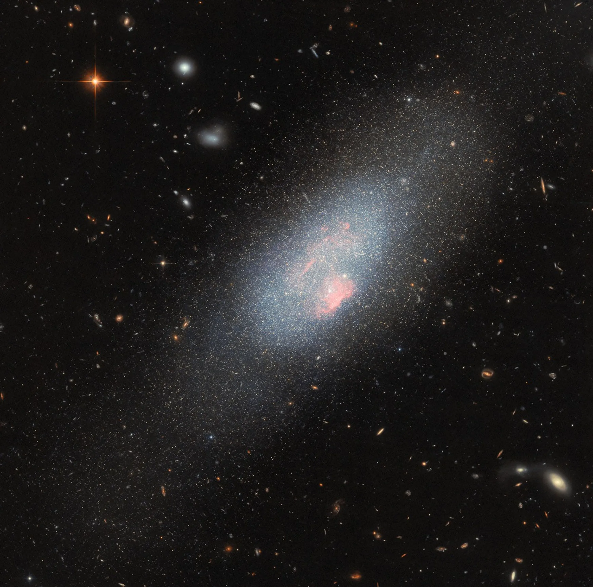 hubble-markarian178-potw2549a Postales del Infinito: Un Viaje Visual Entre Marte y Galaxias de Ensueño