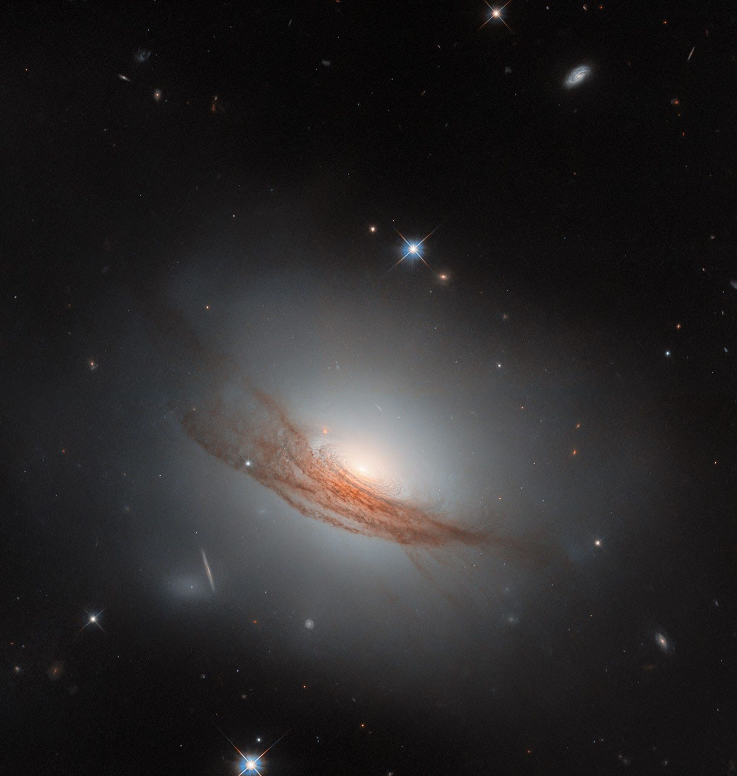 hubble-ngc7722-potm2601b-scaled Postales del Infinito: Un Viaje Visual Entre Marte y Galaxias de Ensueño