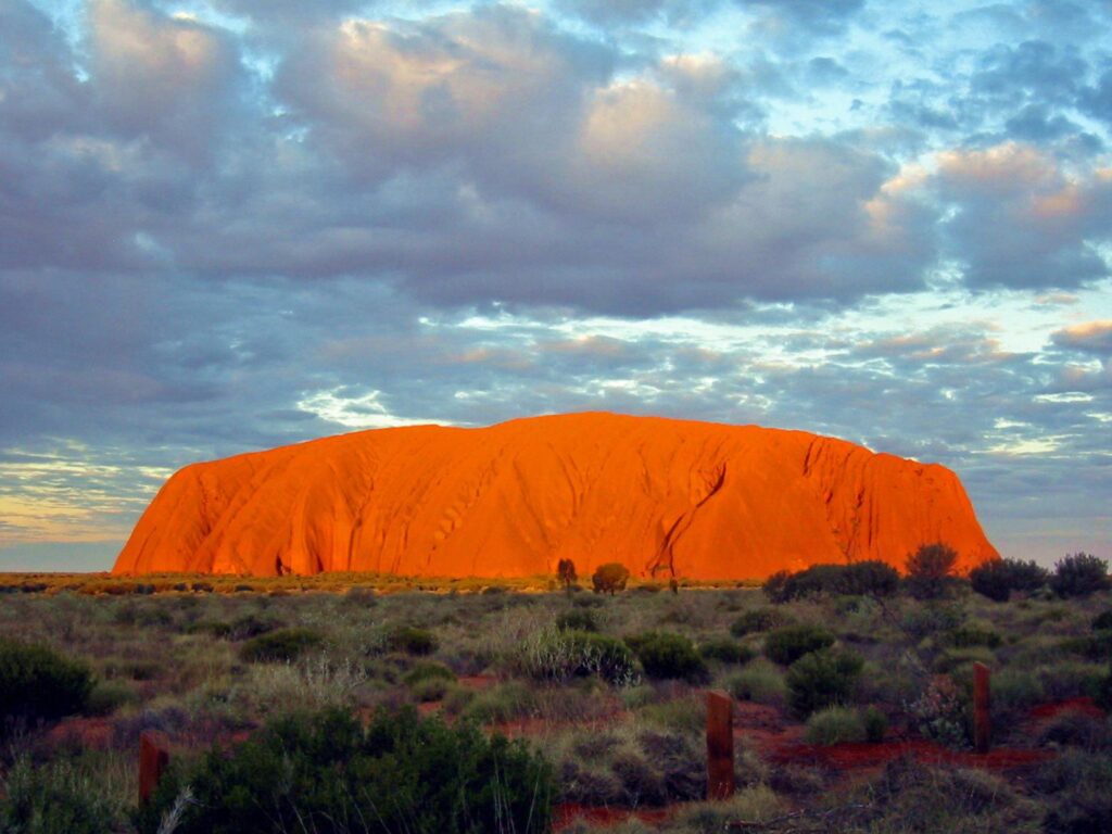 Sunset_at_Uluru_on_July_30,_2005