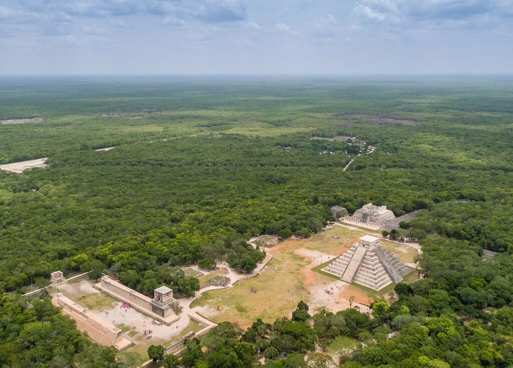 Chichen_Itza-18_(cropped)