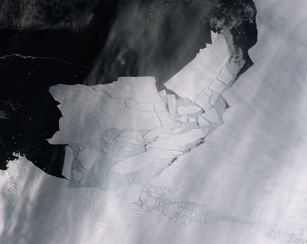 Iceberg_shattered