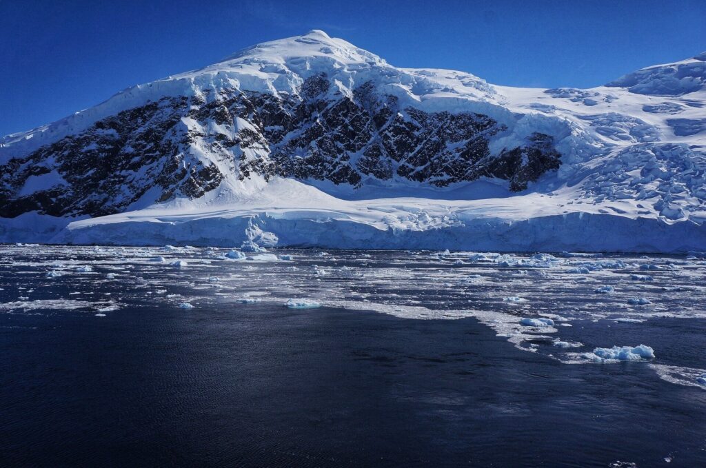 Antarctica_pillars-01