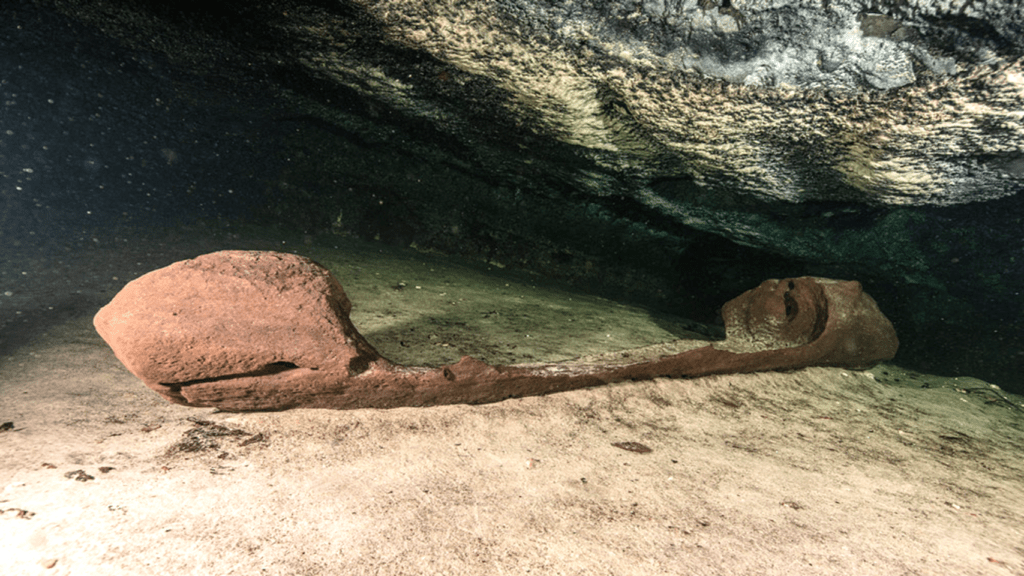 antigua canoa al interior de un cenote en México